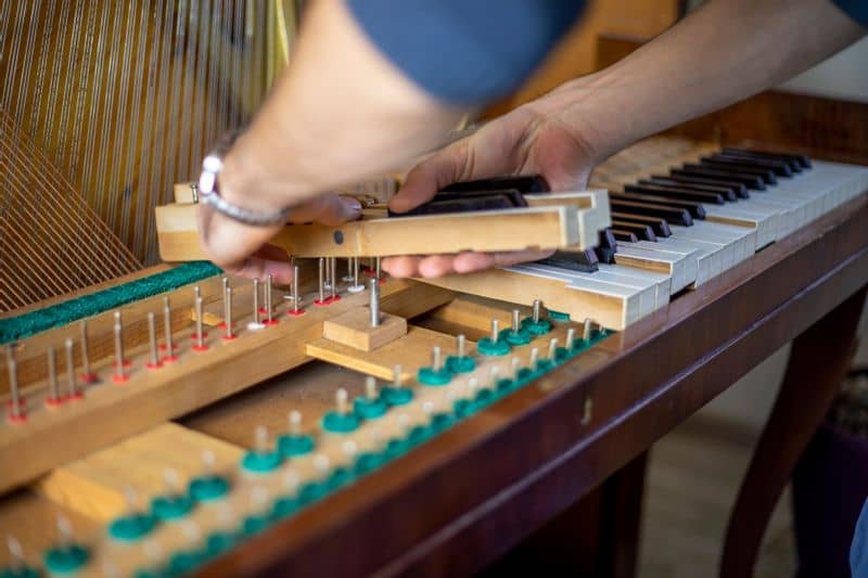 Remontage des touches du clavier piano droit